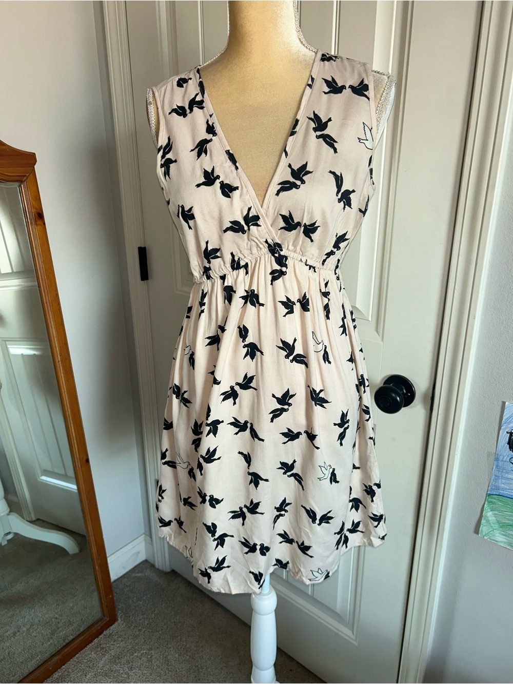NEW Angie Sleeveless V-Neck Cream Dress with Black & White Dove Print Sz L